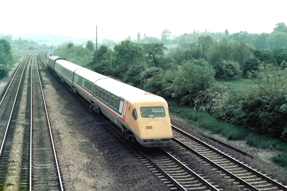 Prototype HST towing TR4 at Clay Cross 12 June 1979 © Tony Lower